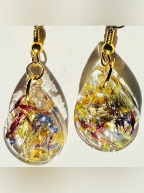 Handmade Resin Teardrop Earrings with Dried Flowers - Gold Hardware Beautiful!